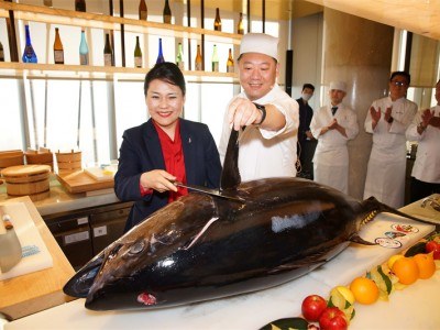 J酒店上海中心总经理张瑾女士主持镜开及开鱼仪式 (2)