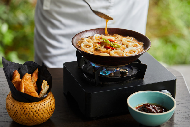 沙茶煮海鲜锅，大油条 Seafood Pot with Sha Cha Sauce, Shrimp, Squid, Scallop, Tofu, Youtiao (2)