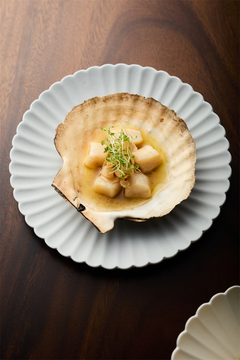 碳烤黄油扇贝皇Char-grilled King Scallop