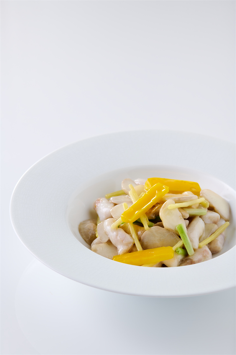 秋风菱角姜油炒石斑鱼敲Wok fried grouper fish sheet, water caltrop