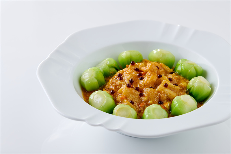 蟹粉竹荪鱼面筋Braised glutened fish roll, bamboo fungus, crab meat